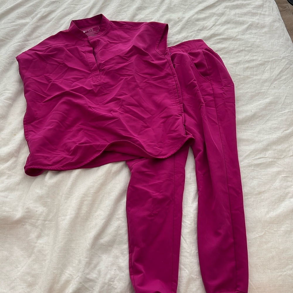 figs set rafaela top and zamora joggers raspberry sorbet size XS